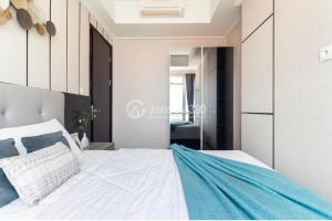 Menteng park emerald 2 bedroom strategic location woth balcony spacious