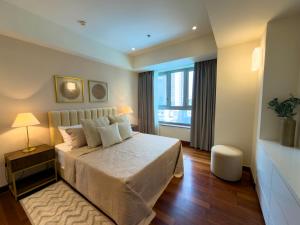 Luxury 2 bed lake and sea view at Cinnamon Life Residence