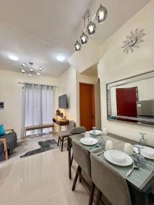 Tropical Escape Cozy Abode Minutes from the Pool