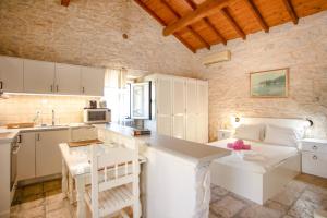 Korinas Cottage: Stone cottage close to the beach