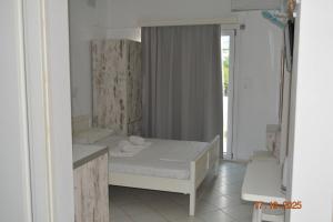 Small studio with balcony, pool and beach in 100m