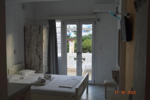 Small studio with balcony, pool and beach in 100m