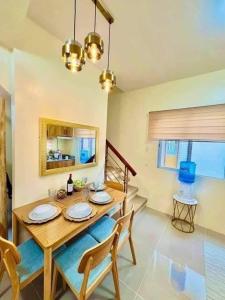 10 steps from the Pool Secluded House with Coffee Bar