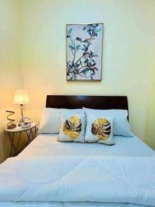 10 steps from the Pool Secluded House with Coffee Bar
