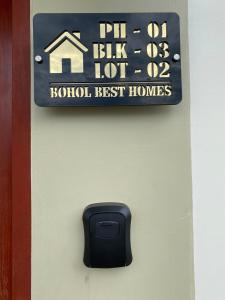 10 steps from the Pool Secluded House with Coffee Bar