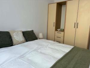 Privilege Apartment, Elenite