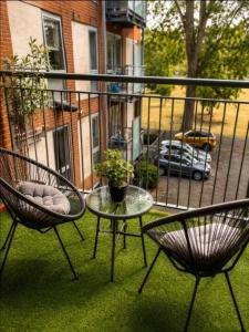 NEW Stylish Central Apartment by Signature Stays with Balcony & Free Parking