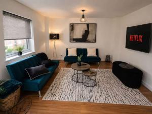 NEW Stylish Central Apartment by Signature Stays with Balcony & Free Parking