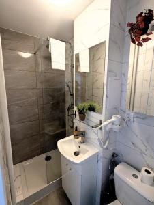 Colorful studio w Palace view | City center