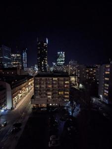 2-rm. Skyline view. Center.