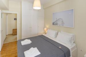 Athenian Apt with Balcony Pagkrati by GHH