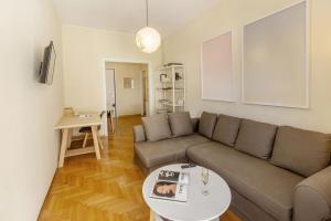 Athenian Apt with Balcony Pagkrati by GHH