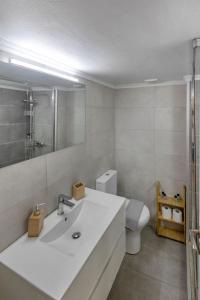 Athenian Apt with Balcony Pagkrati by GHH