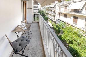 Athenian Apt with Balcony Pagkrati by GHH