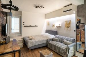 Happiness & Harmony - Mitropoleos Urban Studios