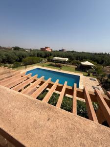 Oliveraie privée, piscine face à lAtlas