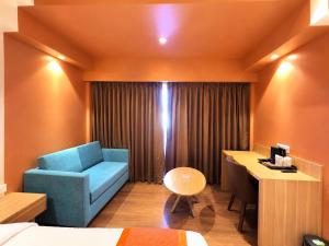 New Hotel Golden Wave Premium in Marine Drive - Sea View Rooms with Balcony - Free parking, Restaurant, Free Wi-fi, Spacious Rooms