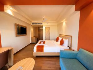 New Hotel Golden Wave Premium in Marine Drive - Sea View Rooms with Balcony - Free parking, Restaurant, Free Wi-fi, Spacious Rooms