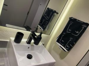 MAG 960 Stylish Luxury Apartment 6 Minutes to Burj Khalifa with Complimentary Guest Welcome Pack