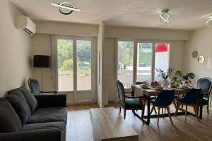 Family apartment with terrace near the sea