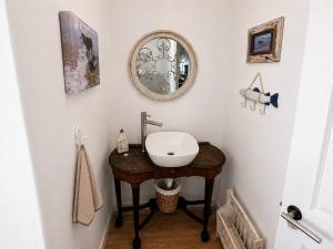 Phays Cove Charmful & Artsy Coastal Home