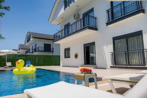 5 Minutes to Legends for 12 people Villa with Private Pool