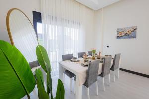 5 Minutes to Legends for 12 people Villa with Private Pool