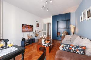 Vintage charm by Republic Square - French balcony