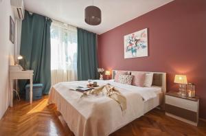 Vintage charm by Republic Square - French balcony