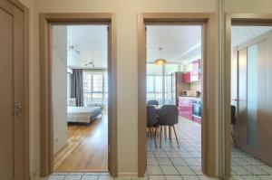 18-90b Kvartet, Vasyl Lypkivskyi 16b, Kyiv, railway station, metro nearby, stunning city view, Petrovdom Apartment
