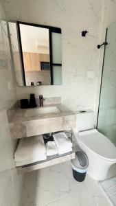 Luxurious modern loft in Chicó, steps from Parque 93