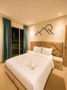 New apartment, swimming pool, beautiful view, 5 min to the beach by car