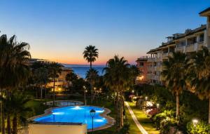Ático duplex cerca de la playa, con piscina, jardines y parking
