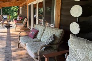 Macungie Cabin w Fireplace Near Bear Creek Skiing