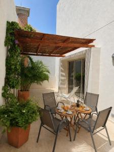 Luxury 2BR inside Old City, Private patio, AC, 2 Pools & parking