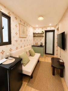 Cozy 2BR House Walk To Hoan Kiem Lake, Opera House & Old Quarter