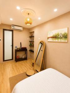 Cozy 2BR House Walk To Hoan Kiem Lake, Opera House & Old Quarter