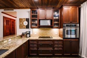 ESQ8 Elegant 3BR Villa Langosta Beach Club Access, Pool and Walk to Beach