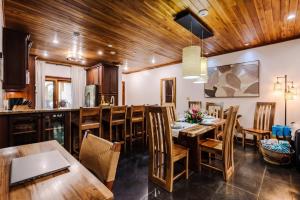 ESQ8 Elegant 3BR Villa Langosta Beach Club Access, Pool and Walk to Beach