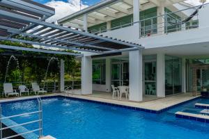 FANTÁSTICA CASA con Piscina Grande Jacuzzi y BBQ Girardot Ricaurte