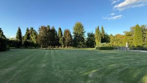 Ayres de Pilar house with a large park and mature trees.
