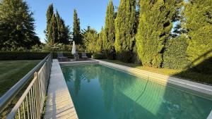 Ayres de Pilar house with a large park and mature trees.