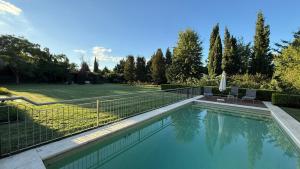 Ayres de Pilar house with a large park and mature trees.