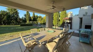 Ayres de Pilar house with a large park and mature trees.