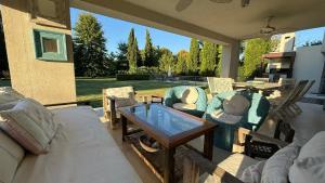 Ayres de Pilar house with a large park and mature trees.