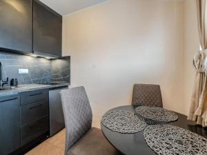 Bra i Premium Apartments with Outdoor Pool and Sauna - Studio Apartment with Balcony