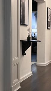 Emerald Art Maison in a Restored Historic Townhouse Riverside Old Town