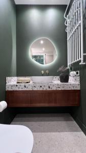 Emerald Art Maison in a Restored Historic Townhouse Riverside Old Town