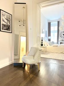 Emerald Art Maison in a Restored Historic Townhouse Riverside Old Town