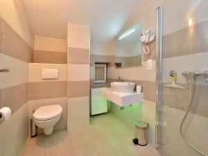 Bra i Premium Apartments with Outdoor Pool and Sauna - Two Bedroom Apartment with Balcony